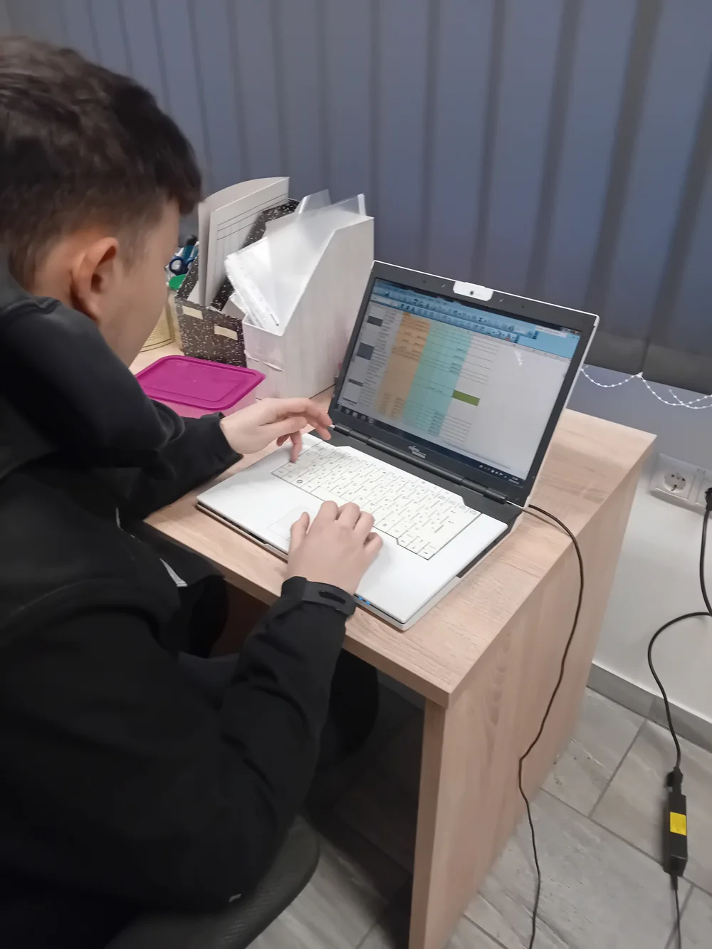 Mérési adatok rögzítése és jegyzőkönyvezés a helyszínen.